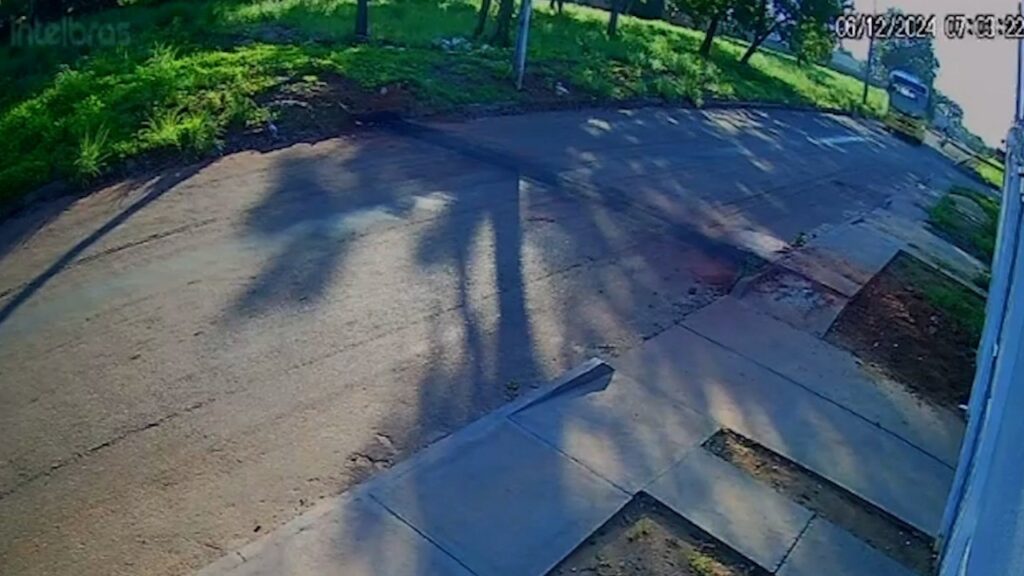 Vídeo mostra momento de acidente entre ônibus escolar e motocicleta que matou amigas de igreja evangélica