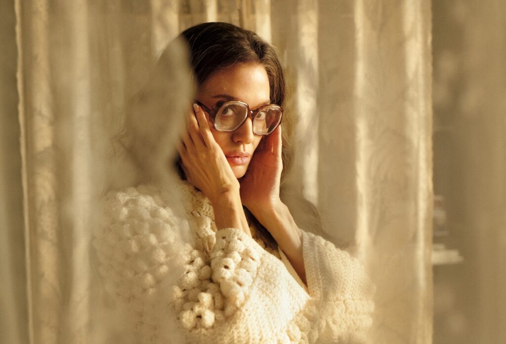 ‘Maria Callas’ decepciona com cinebiografia fraca e traz Angelina Jolie acima do tom; g1 já viu