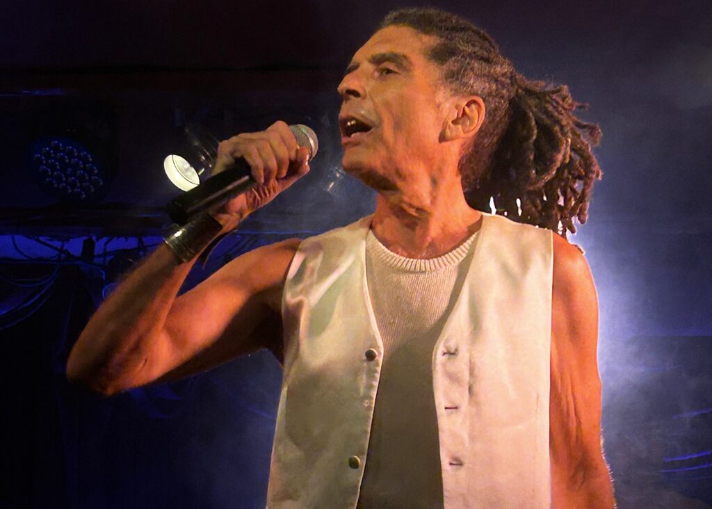 Marcos Sacramento amplifica ponto luminoso da trajetória com a energia vibrante e a exuberância do show ‘Arco’