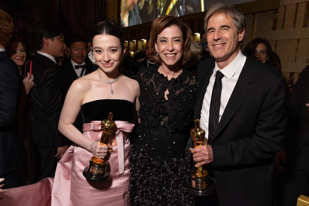 Fernanda Torres, Mikey Madison e Walter Salles aparecem juntos em foto no Oscar