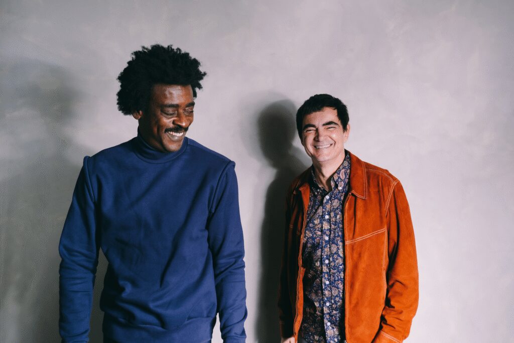 Samuel Rosa recicla as dez músicas do primeiro álbum solo em sessões de estúdio com nomes como Seu Jorge