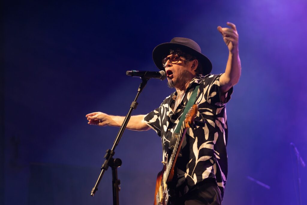 Mundo Livre S/A rebobina o primeiro álbum, após 30 anos, em disco ao vivo que eterniza show feito em SP em 2024