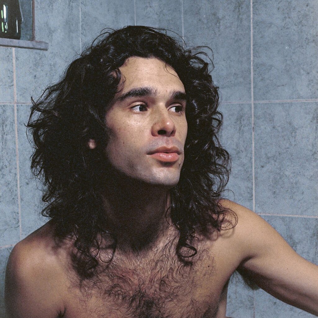 Zé Ibarra canta ‘Carinhoso’ em gravação feita para a série ‘Dias perfeitos’