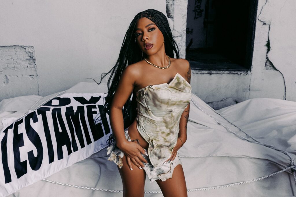 Ajuliacosta ergue bandeira da liberdade feminina em ‘Novo testamento’, álbum quente que firma a voz altiva da rapper