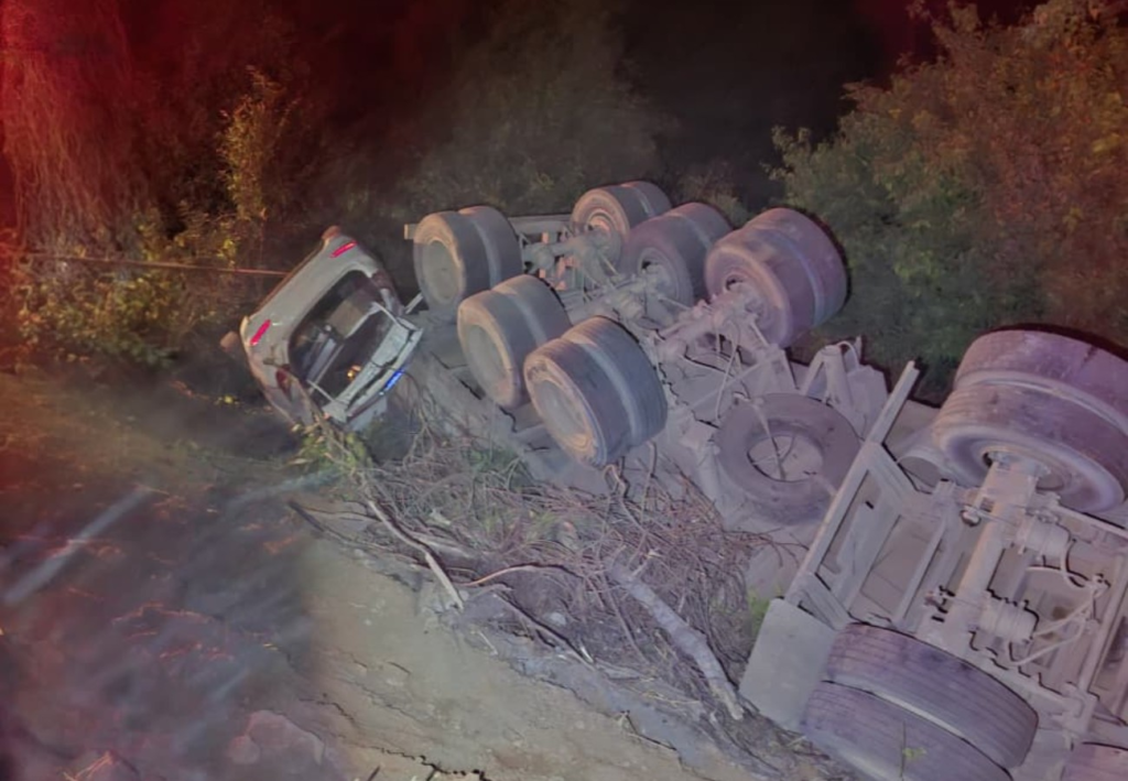 Mulher morre soterrada por soja após carreta tombar durante acidente na TO-040