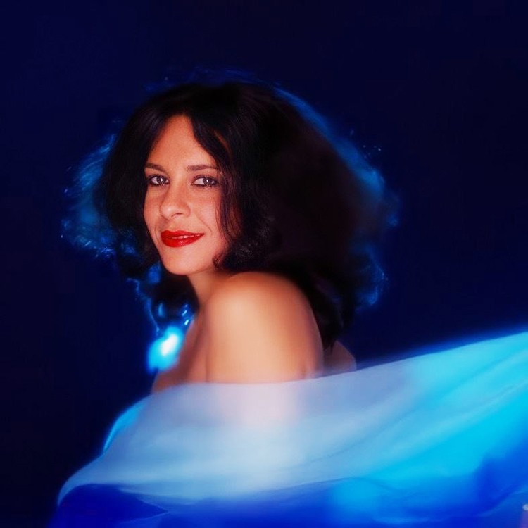 Bastidores da vida discreta de Gal Costa são descortinados em duas biografias