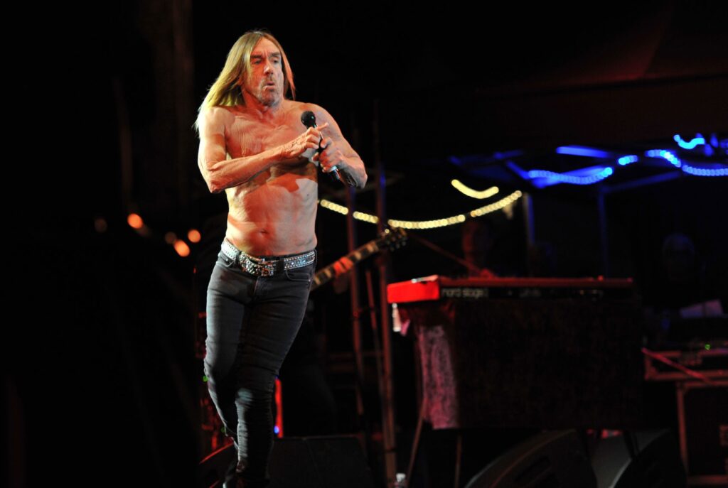 Atração do The Town, Iggy Pop não ‘mergulha’ mais na plateia em shows; entenda motivo