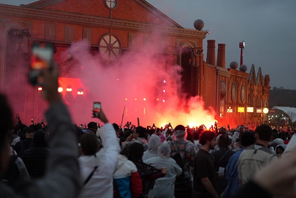 Sinalizadores no The Town: fãs exaltam experiência, mas uso é proibido e cheio de riscos