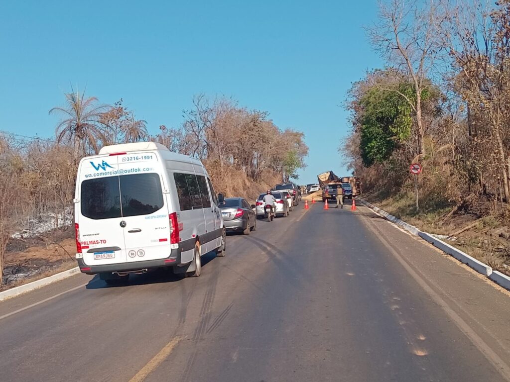 TO-080 é parcialmente interditada após caminhão tombar na pista; trânsito está em pare e siga