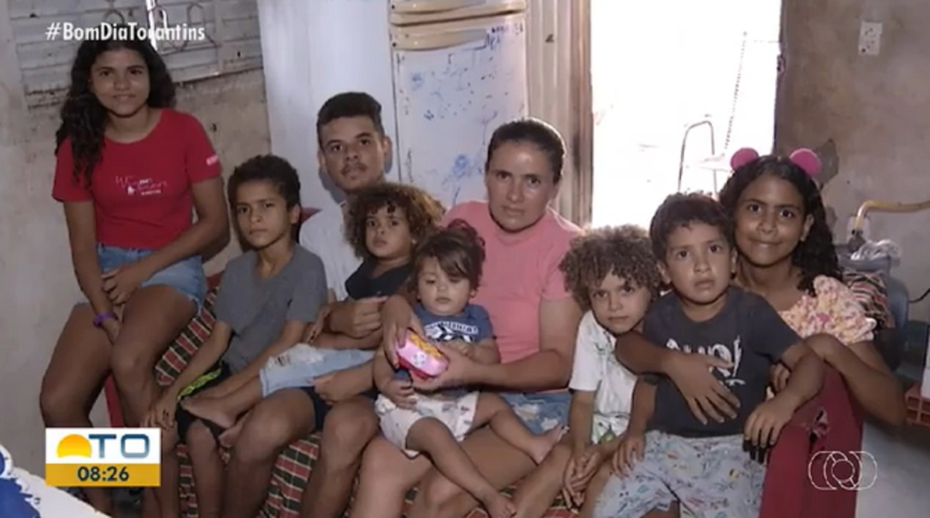 Mãe de dez filhos sobrevive com Bolsa Família e fala das dificuldades: ‘Cozinhar na lenha’