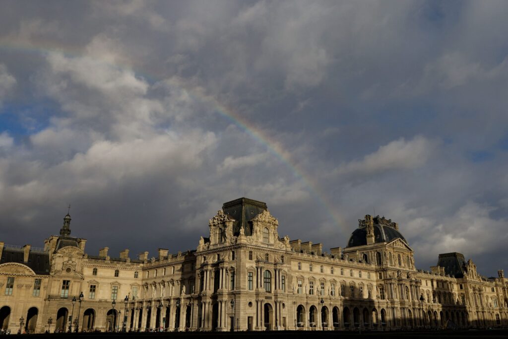 Centenas de livros da coleção do Museu do Louvre sofrem danos após vazamento de água