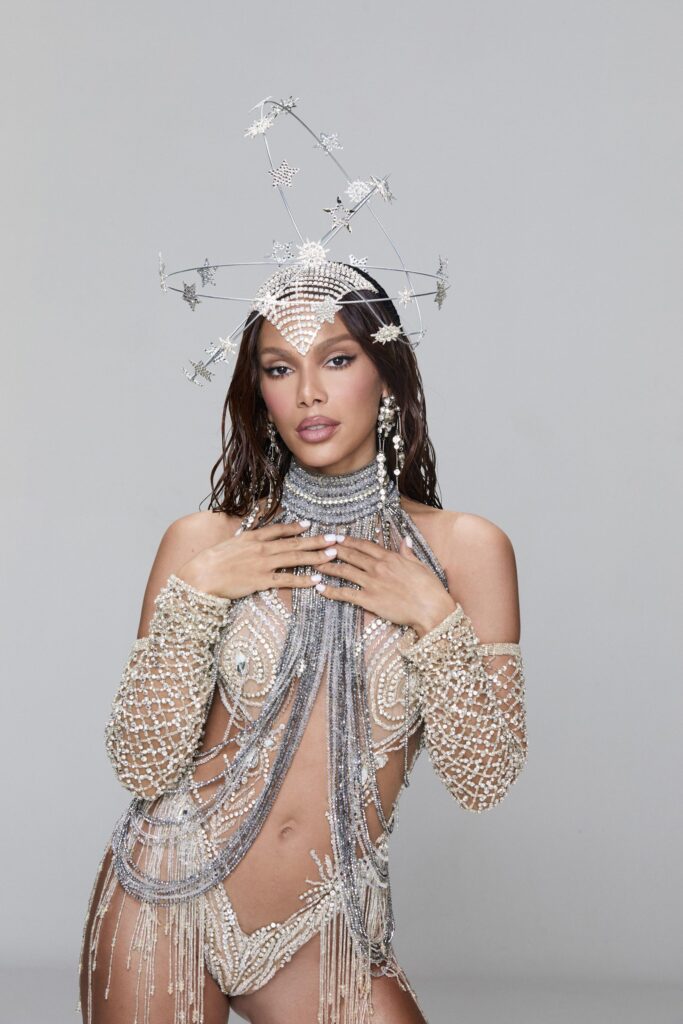 Anitta faz versões enlatadas de ritmos festivos em álbum de verão, mas 1 música se salva; leia crítica