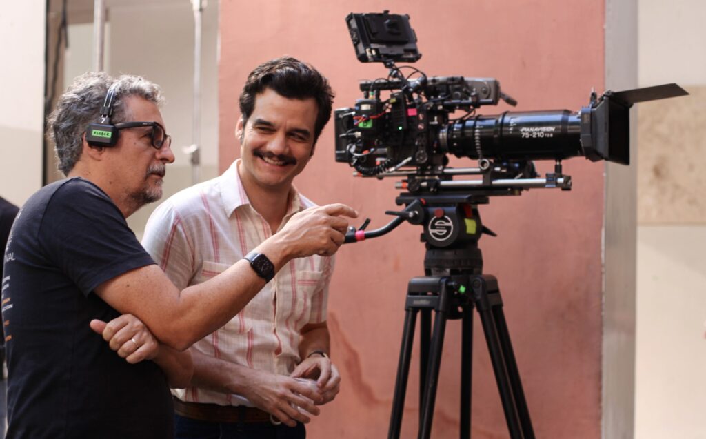 Wagner Mora e Kleber Mendonça Filho gravam vídeo para agradecer apoio de brasileiros a ‘O Agente Secreto’