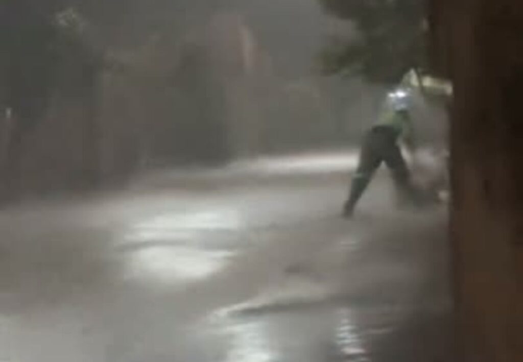 ‘E ali vai o trabalhador brasileiro’, desabafou arquiteto ao filmar gari trabalhando debaixo de chuva