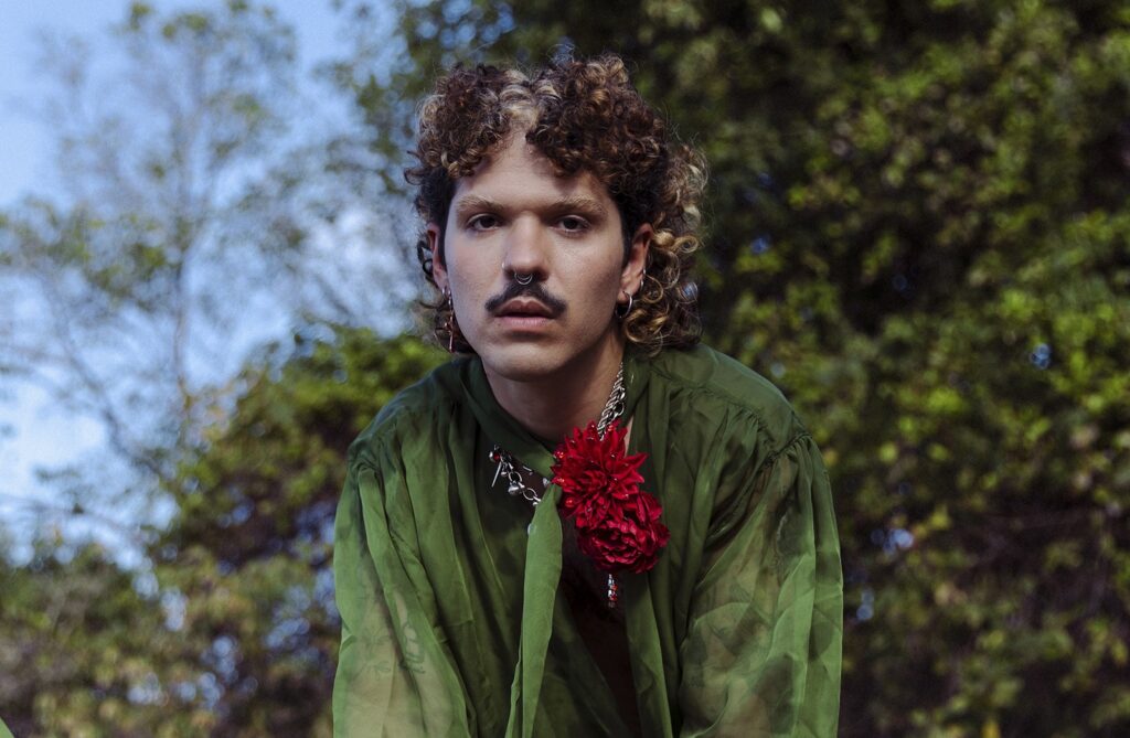 Jáder alarga eixo estético e transita por funk e pagode, entre ritmos do Nordeste, no álbum ‘Deixa o mundo acabar’