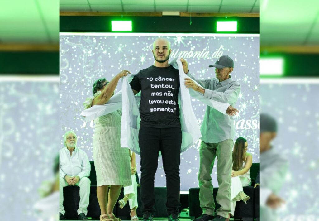 Estudante de medicina emociona em homenagem aos pais no TO: ‘O câncer tentou, mas não levou este momento’