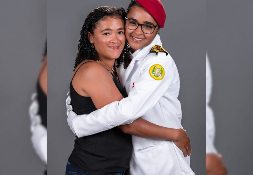 Aprovada em veterinária, jovem estuda na mesma universidade onde a mãe trabalha nos serviços gerais: ‘É muito especial’