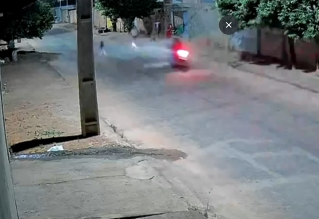 Mãe tenta salvar filho de atropelamento e é atingida por motocicleta no TO; VÍDEO
