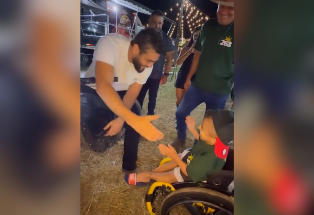 Henrique canta com fã mirim e inspira nas redes sociais: ‘Momento inesquecível’