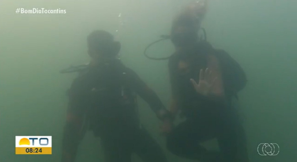 Repórter mergulha com bombeiros e acompanha treinamento em veículos submersos em lago no TO