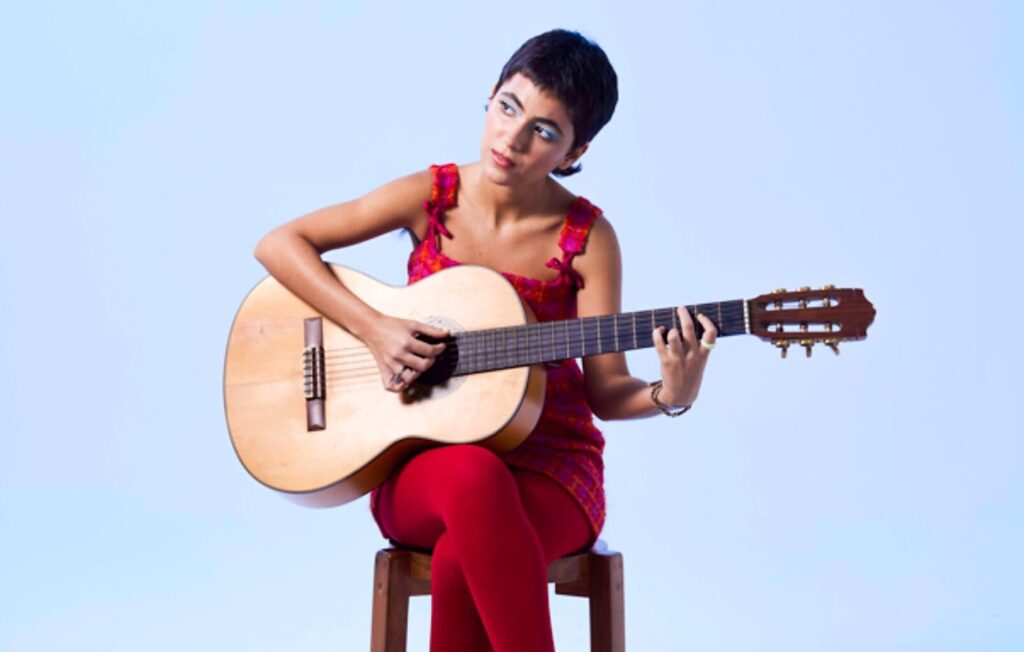 Filha de João Gilberto, Loulu Gilberto ganha surpreendentes indicações em duas categorias relevantes do 27º Grammy Latino